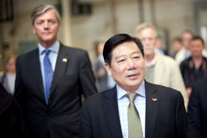 Victor Muller met Pang Qinghua | Foto: ANP/EPA