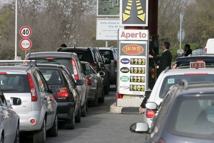 Rij voor Italiaans tankstation | Foto: ANP/EPA