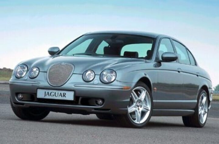 Snelle saloon van Jaguar: S-type R