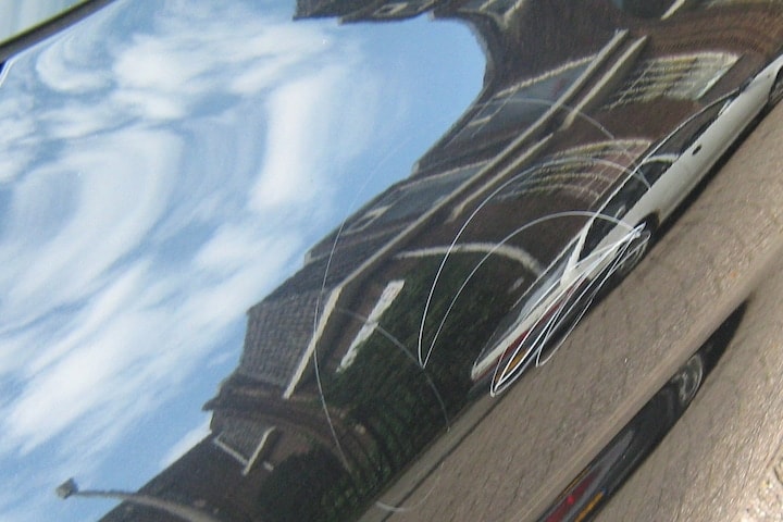 Auto bekrast. Wie doet zoiets?