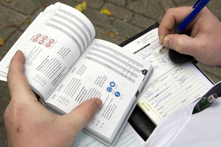 Politie schrijft bekeuring uit | Foto: ANP