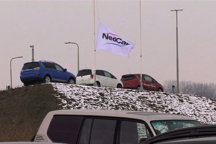 NedCar vlag halfstok