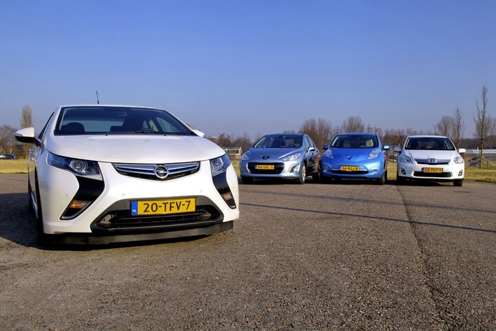 Opel Ampera  Nissan Leaf  Peugeot 308 1.6 e-HDi
