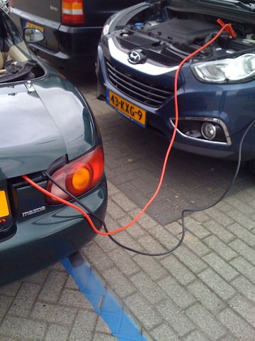 Mazda MX-5 met startkabels
