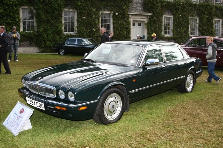 De auto's van The Queen: Daimler Supersport 2001