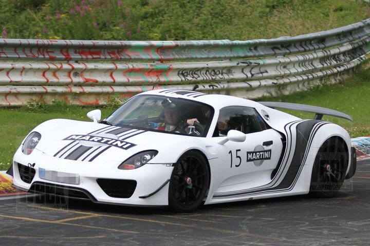Porsche 918 met Walter Röhrl achter het stuur