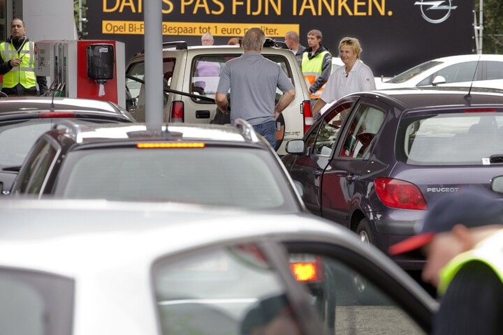 Opel aan de pomp