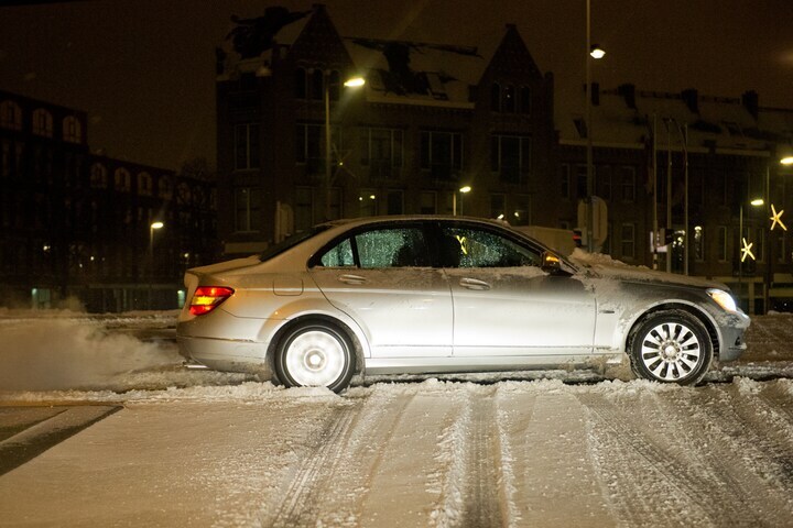 Mercedes-Benz C-klasse sneeuw (foto ANP)