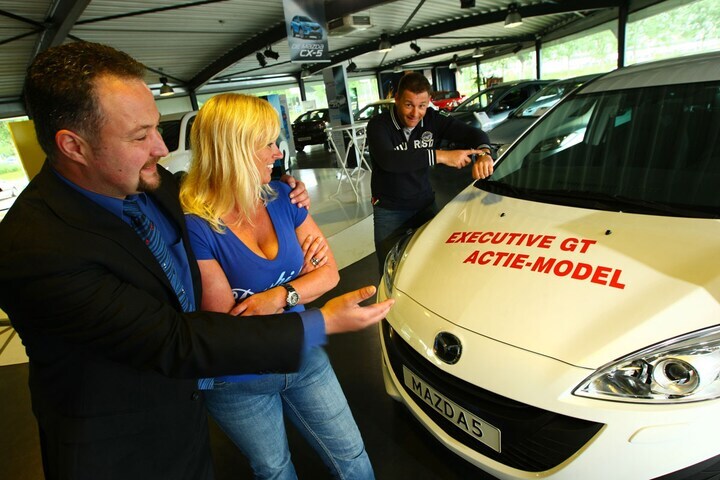 Man VS Vrouw in de showroom