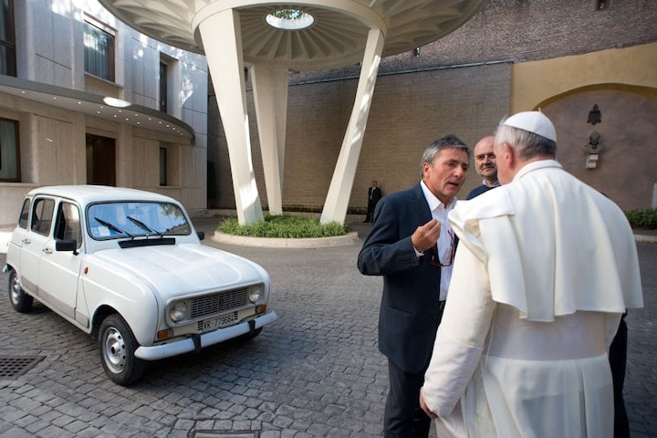 Paus krijgt Renault 4