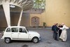 Paus krijgt Renault 4
