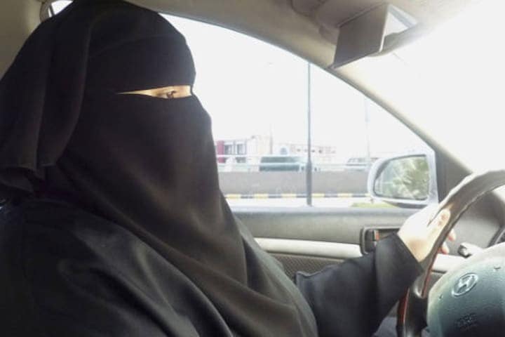Saudische vrouw in auto