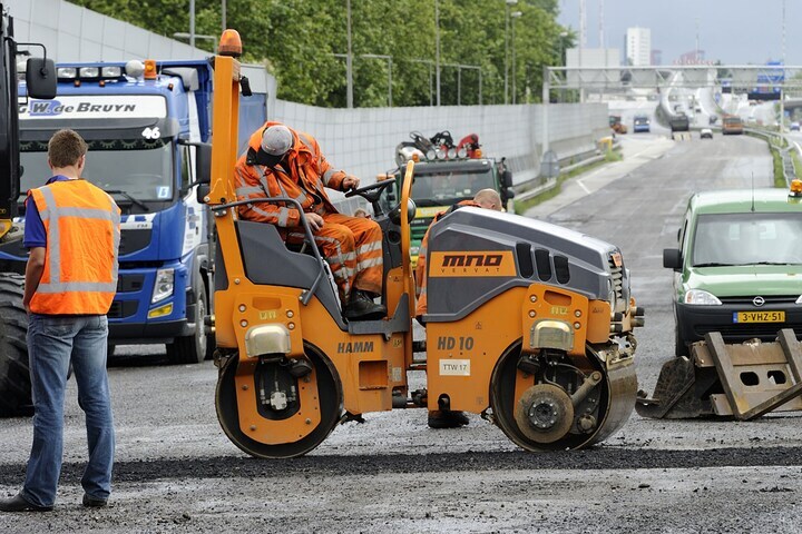 Asfaltwals wegwerkzaamheden (foto ANP)