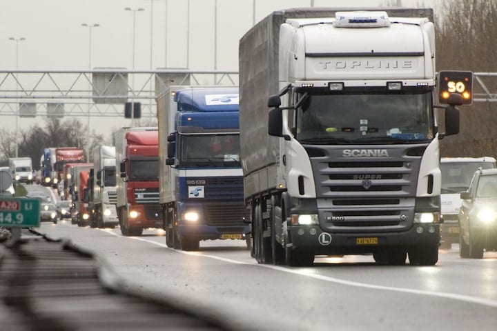 Vrachtauto's in file (foto ANP)