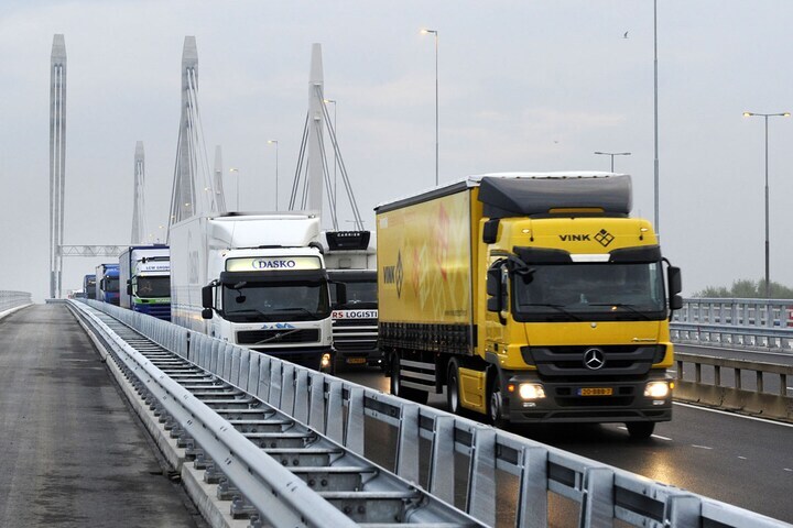 Vrachtauto in file (foto ANP)