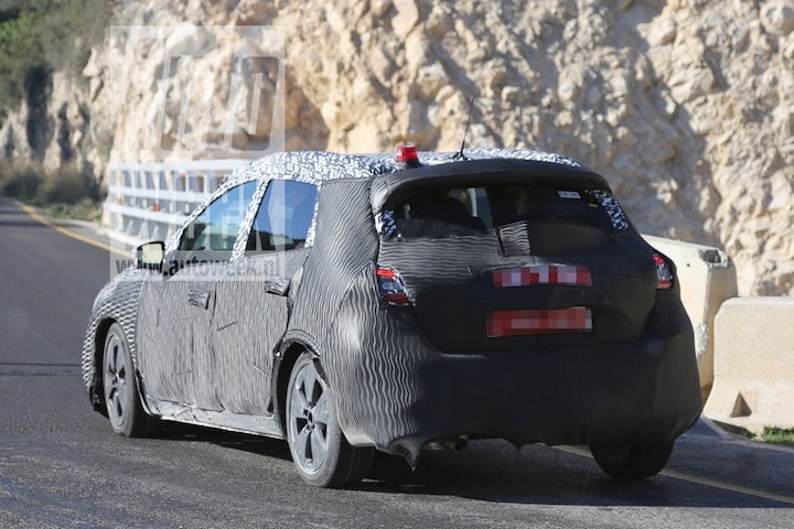 Nissan Almera gespot