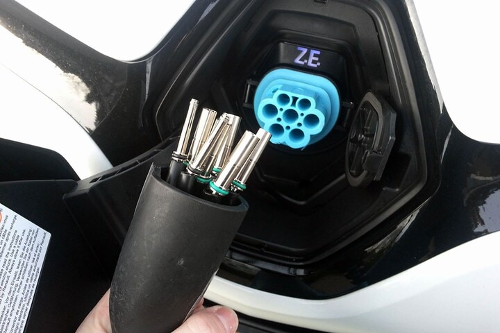 Renault Zoe stekker vernield