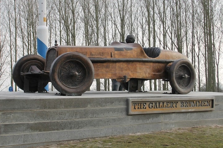 Bronzen Tazio Nuvolari in Brummen