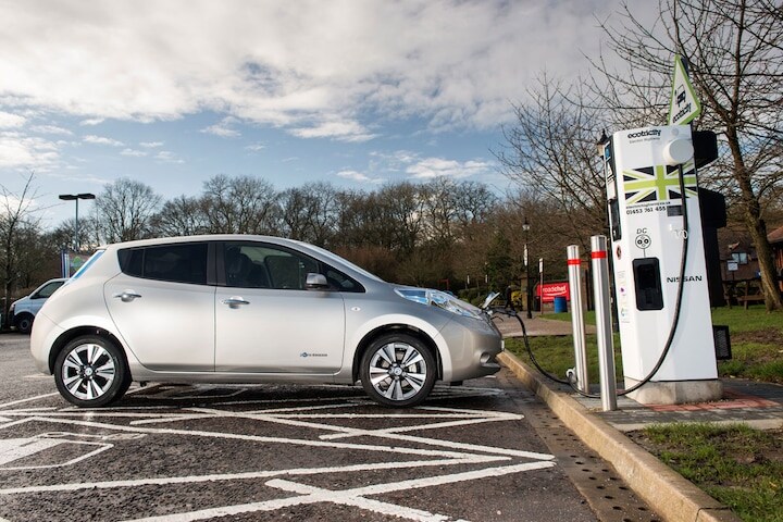 Duizendste Nissan snellaadpaal Surrey