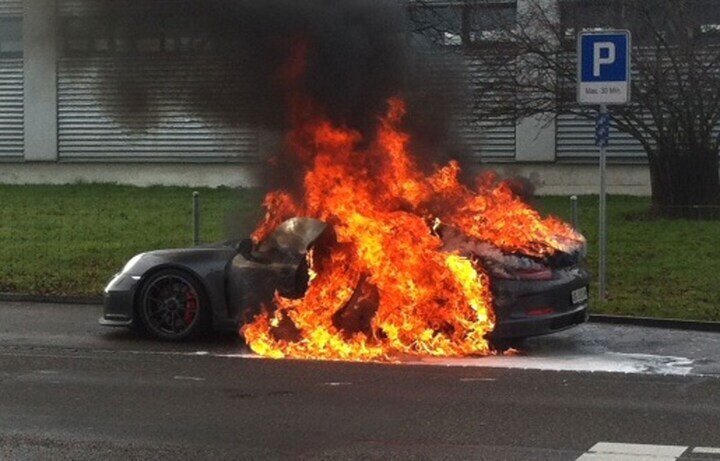 Porsche 911 GT3 gaat in vlammen op