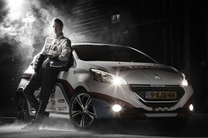 Kevin Abbring bij Peugeot 208 rallyauto