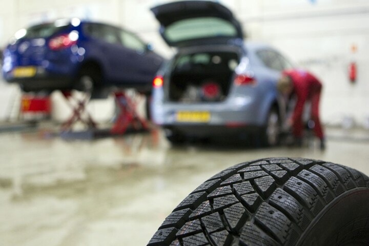 Winterbanden wisselen garage (foto ANP)