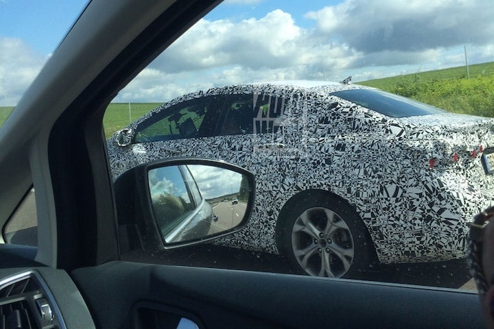 Opel Astra spyshot (foto Rene van de Kolk)