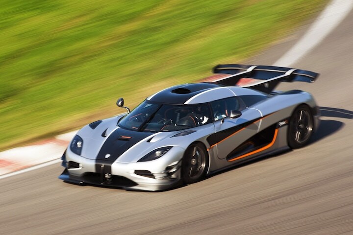Volvo truck vs Koenigsegg One:1