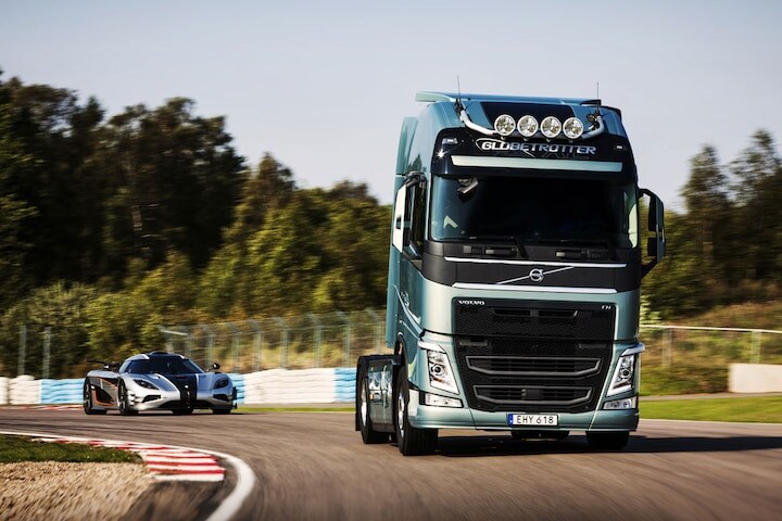 Volvo truck vs Koenigsegg One:1