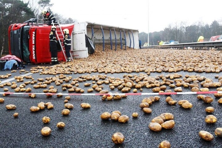 Gekantelde vrachtwagen (ANP)