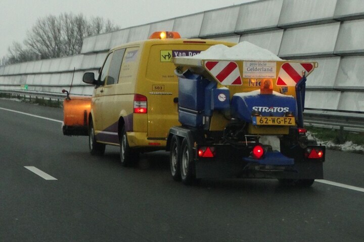 Zout strooien (foto Joost Mooij)