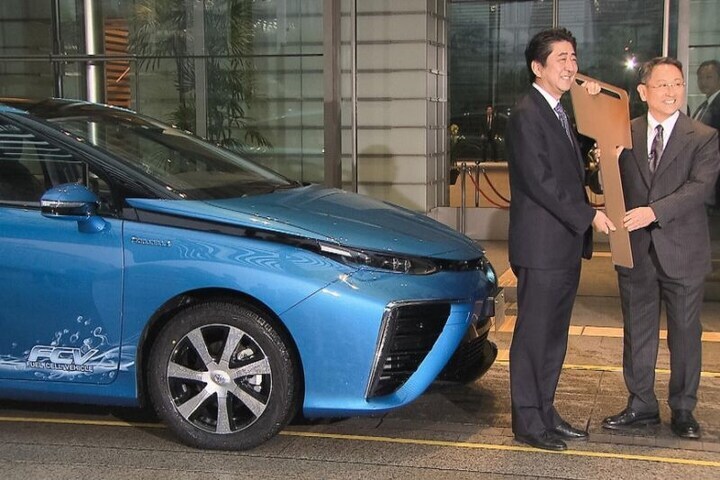 Toyota Mirai premier Japan