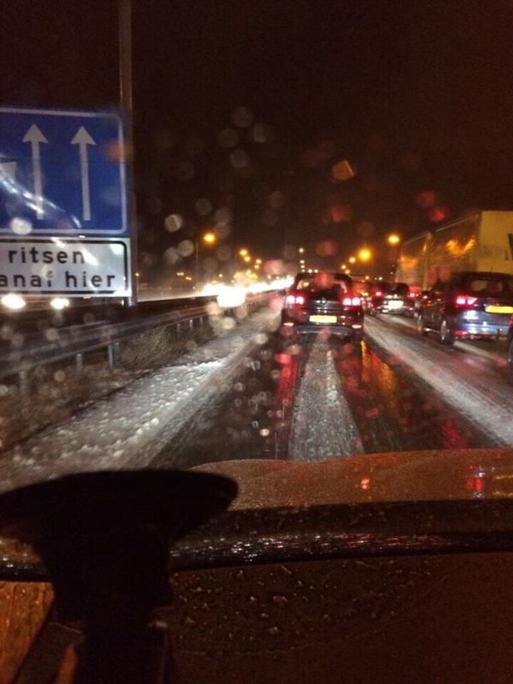 File op de A27 door winters weer