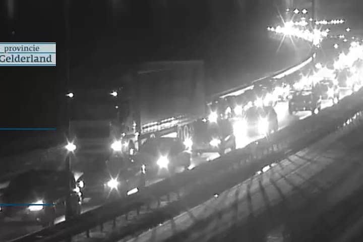 File vanwege ijs op A325 (foto: VID)