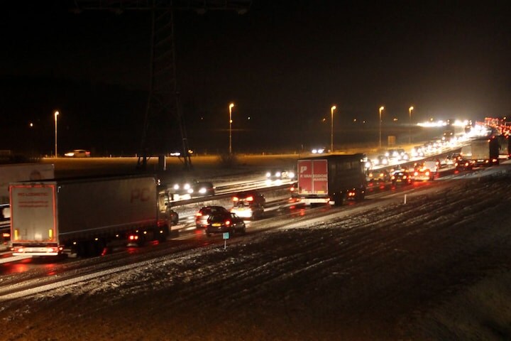 Megafile door spekgladde A50 bij Oss (foto: ANP)