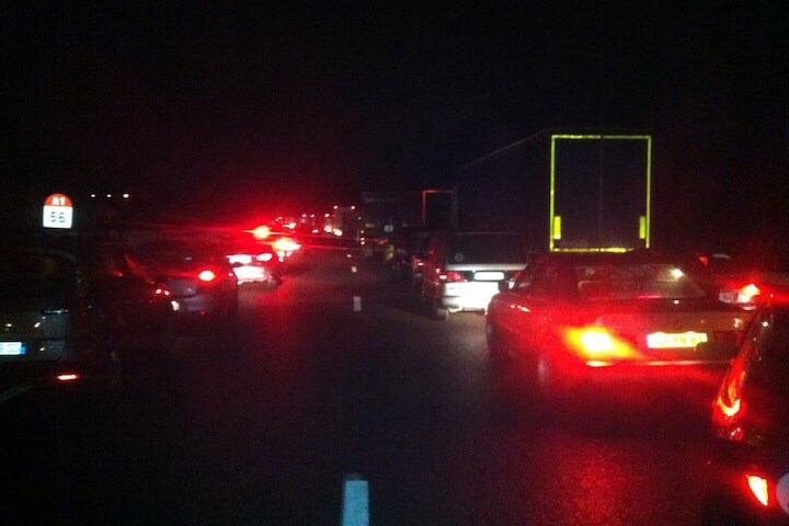 Nachtelijke file vrijdag op Franse A1 - foto Nic d