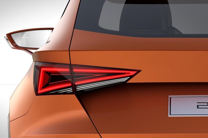Seat teaser cross-over
