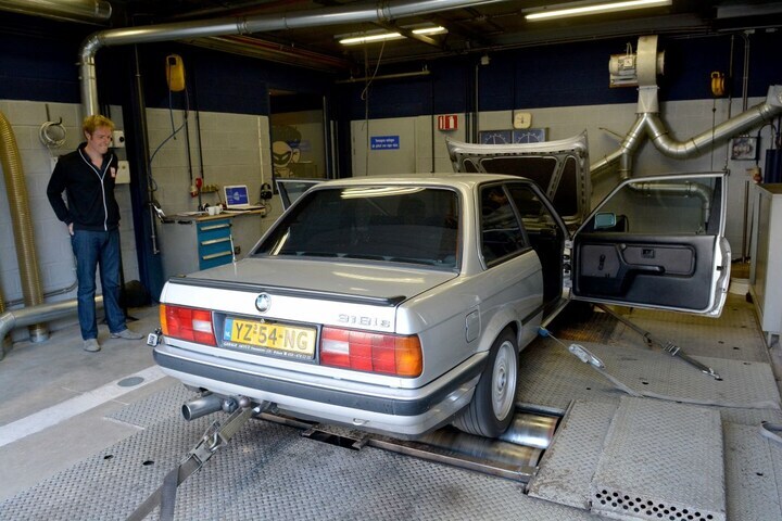 BMW 318iS Op de rollenbank