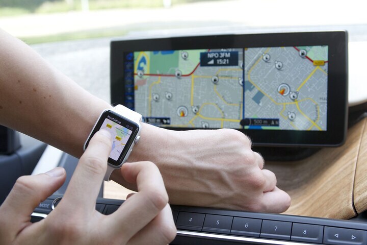 Apple Watch in BMW i3