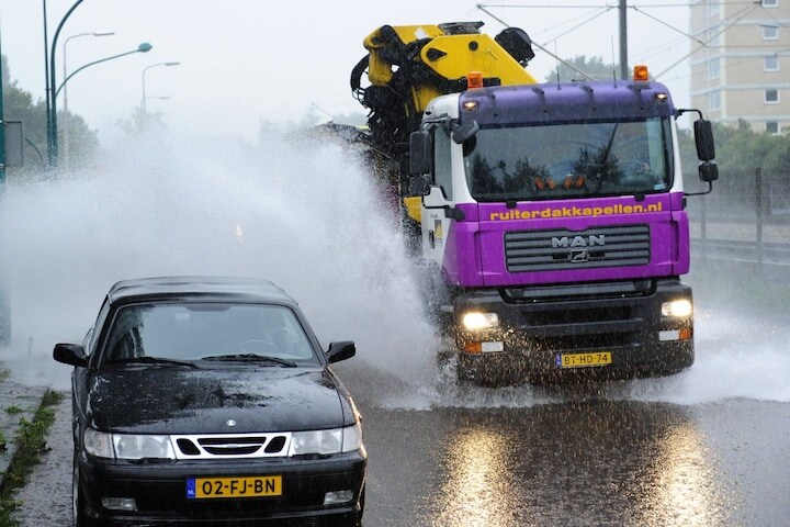 Vrachtwagen Amsterdam regen plas (foto ANP)