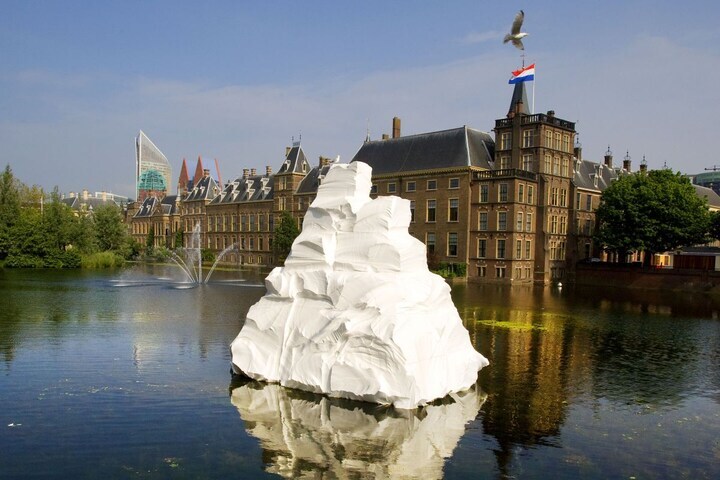 IJsberg in hofvijver (foto ANP