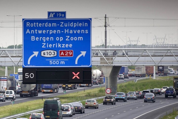 File A15 snelweg rood kruis afgesloten (foto ANP)