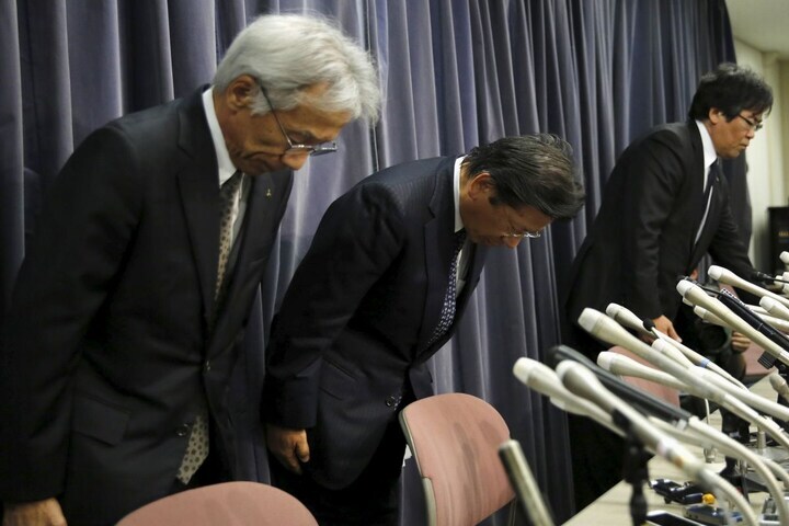 Tetsuro Aikawa buigt