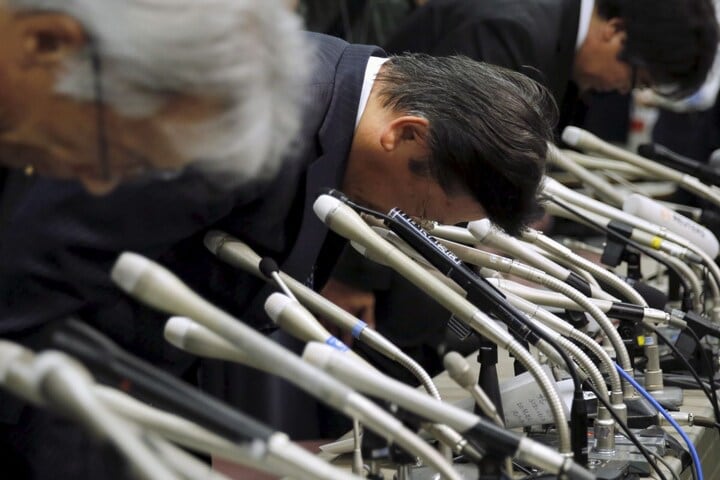 Tetsuro Aikawa buigt