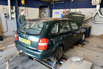 Mazda 323 Rollenbank
