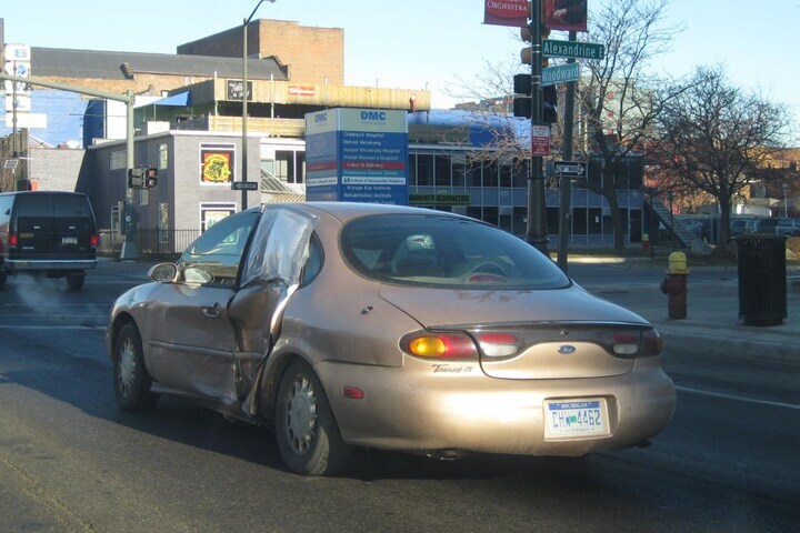 Ford Taurus wrak