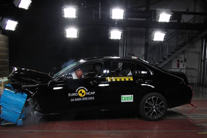 NCAP Mercedes E-klasse en Peugeot 3008
