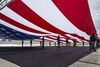 Chevrolet Silverado trekt gigantische vlag