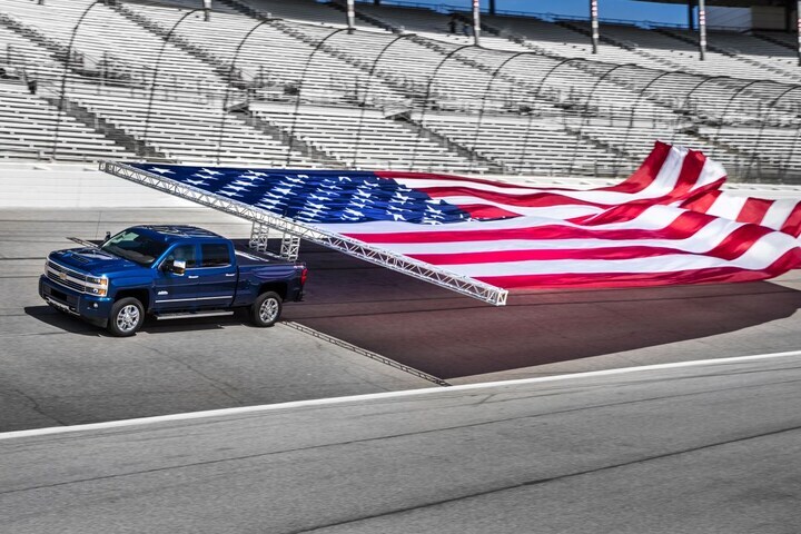 Chevrolet Silverado trekt gigantische vlag