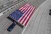 Chevrolet Silverado trekt gigantische vlag